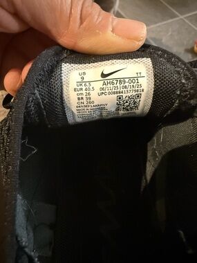 Nike Black Low-Top Sneakers with White Tag Detail